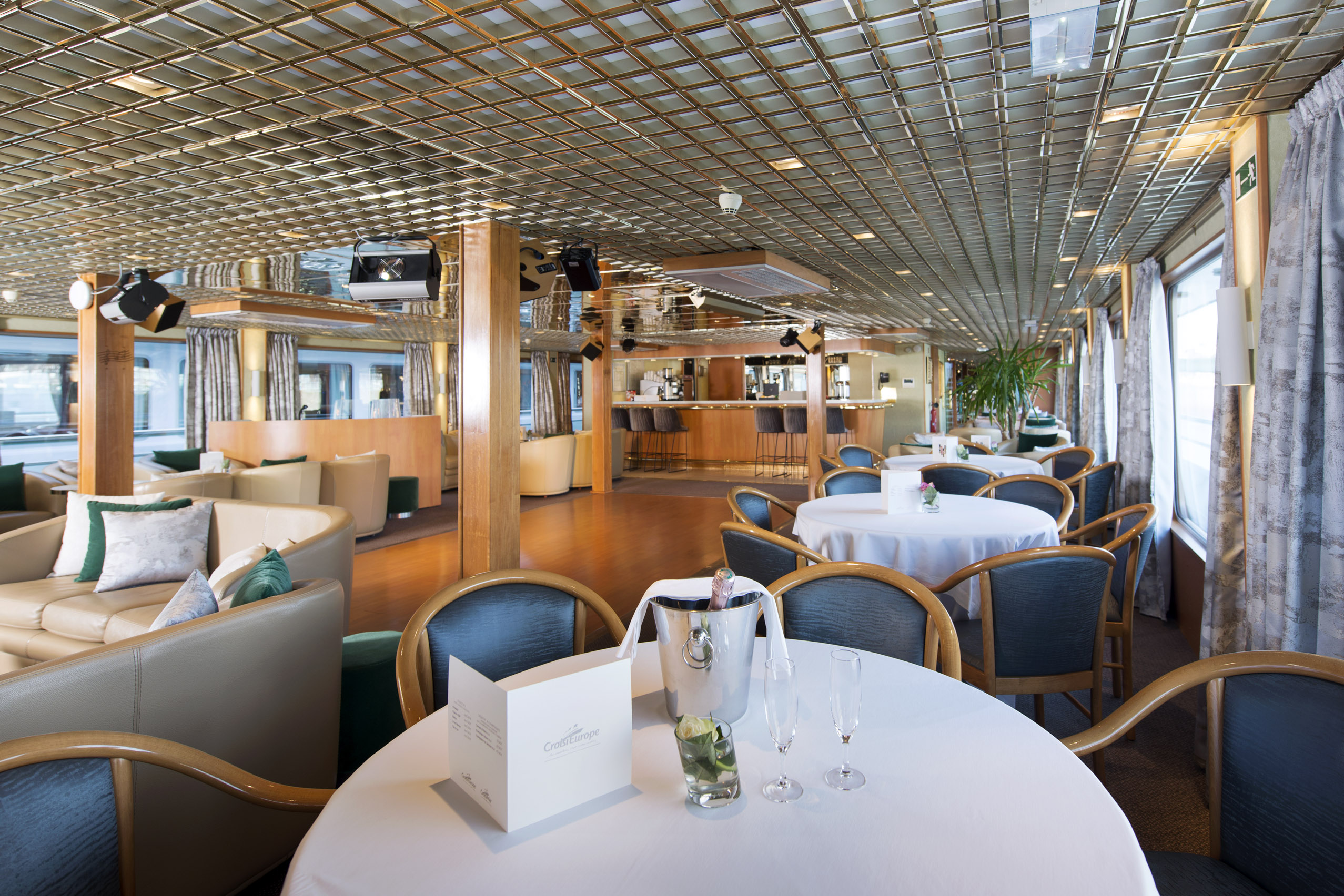 CroisiEurope MS Botticielli Bar Lounge 1.jpg